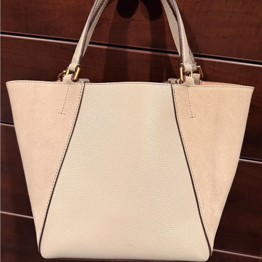 Tory Burch McGraw Dragonfly Sage Green Leather Drawstring Shoulder Tote - Picture 6 of 10